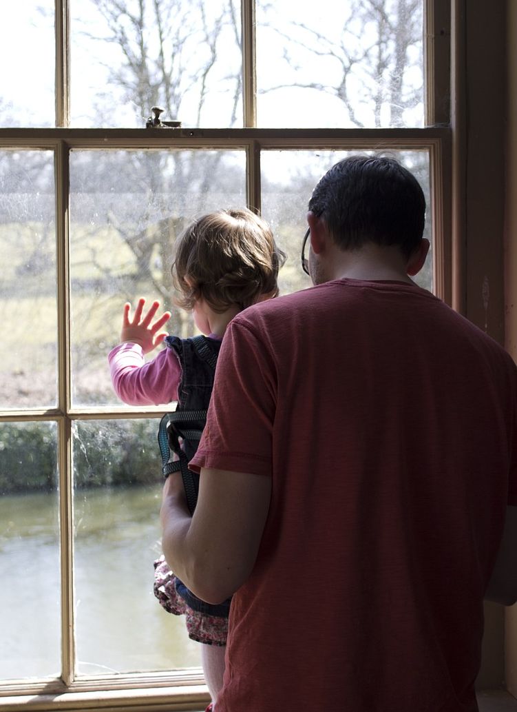 Vater Kind am Fenster