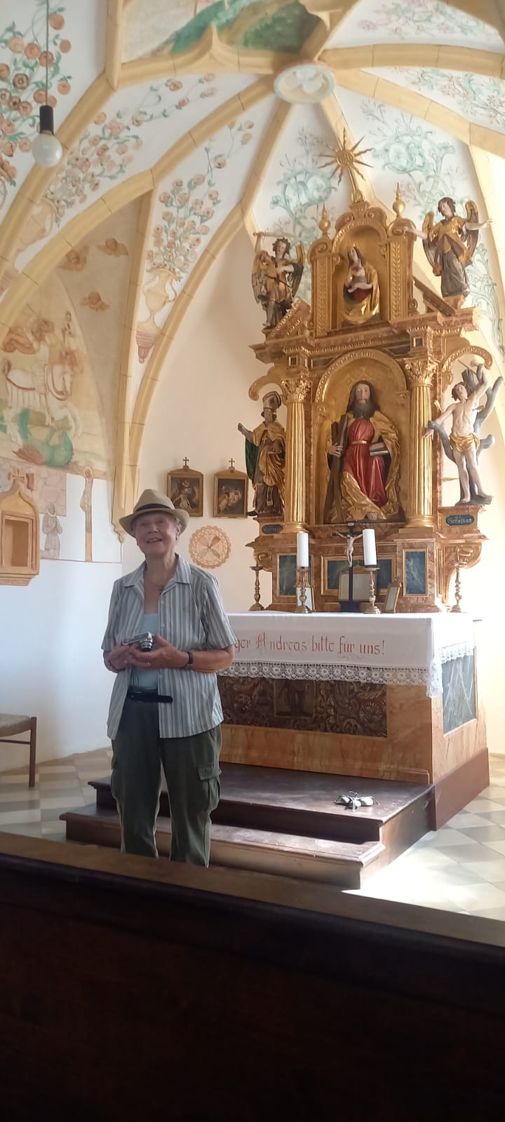 Kiessig Erna vor dem Altar der St. Anna Kirche in Geilertshausen