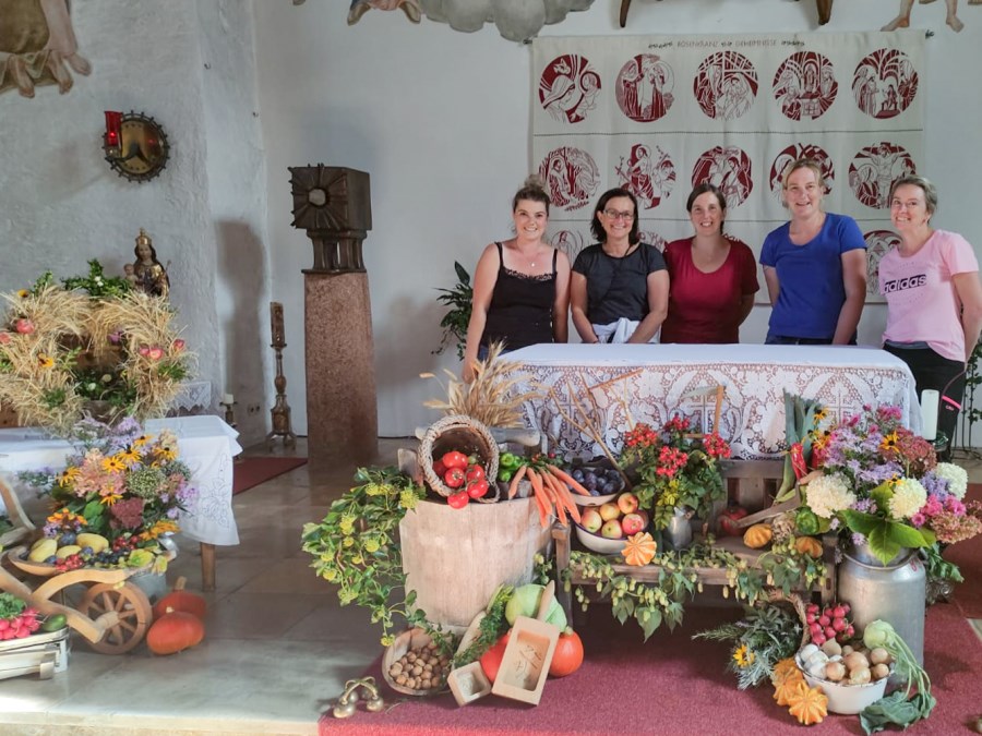 Bäuerinnen am geschmückten Altar