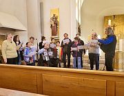 Obdachlosenchor und Seelsorger Norbert Trischler im Gottesdienst in Gröbenzell