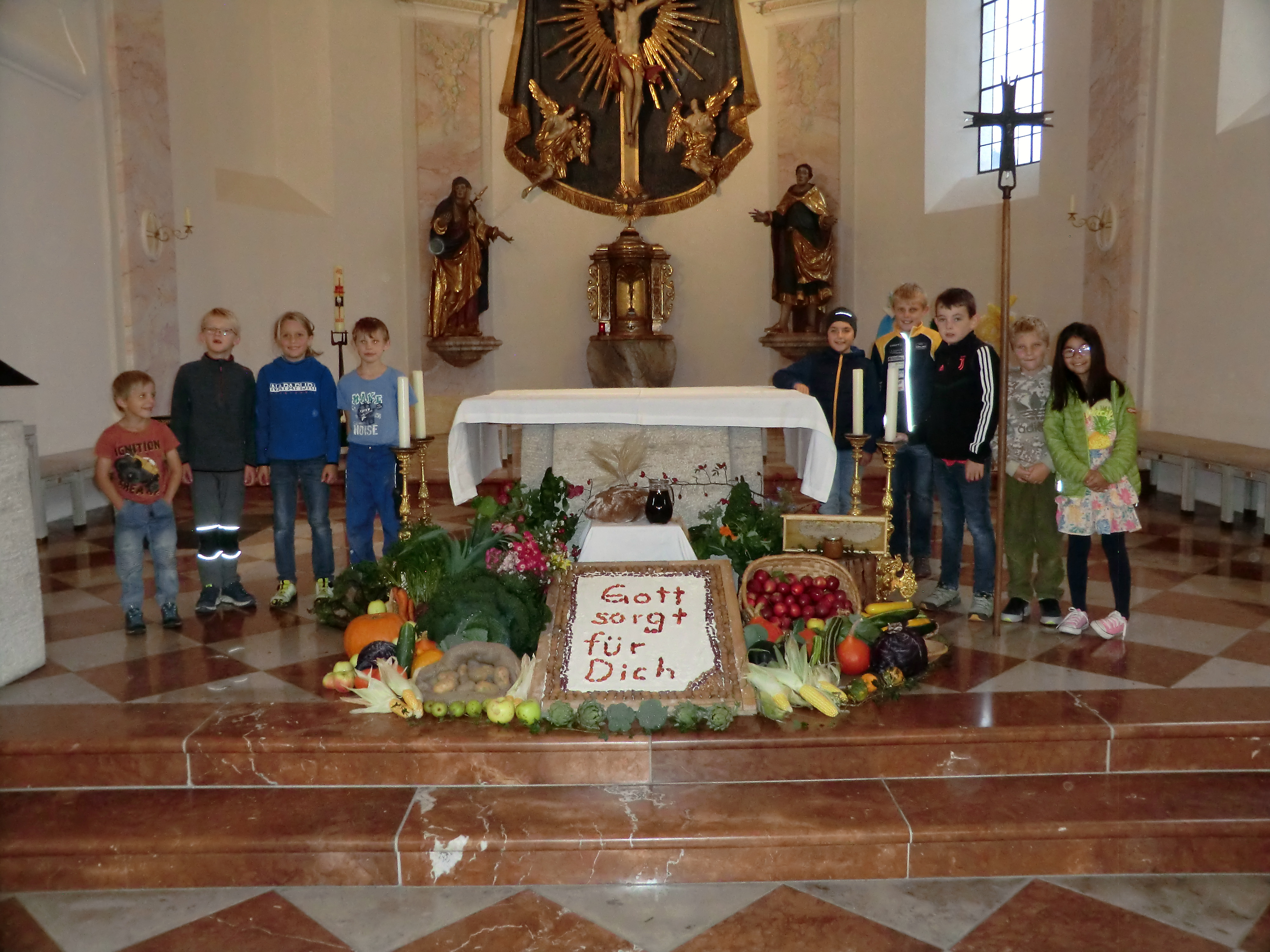 Erntedank-Altar mit Kinder