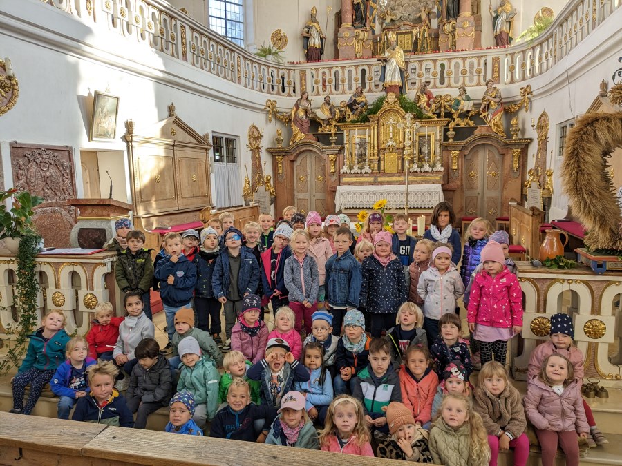 Gruppenbild zum Erntedankfest in der Pfarrkirche St. Nikolaus in Altfraunhofen