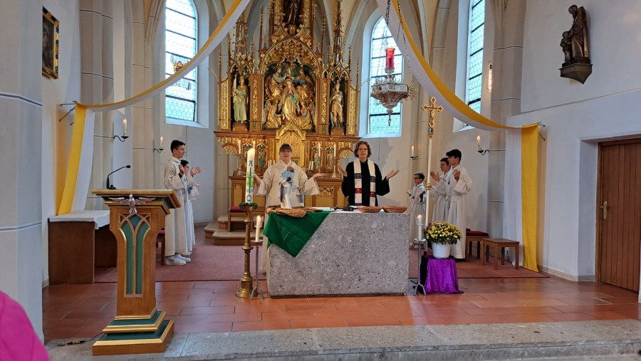 Vater unser mit Gesten beim ökumenischen Familiengottesdienst in Vilsheim, Maria Ringlstetter und Christiane von Hofacker