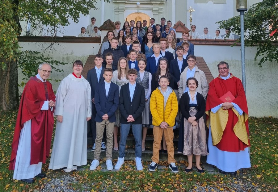 Gruppenbild der Firmlinge 2023 mit dem Firmspender Dekan Tobias Rother, Pfarrverbandsbeauftragte Maria Ringlstetter und seelsorglichem Leiter Pater Dan Anzorge