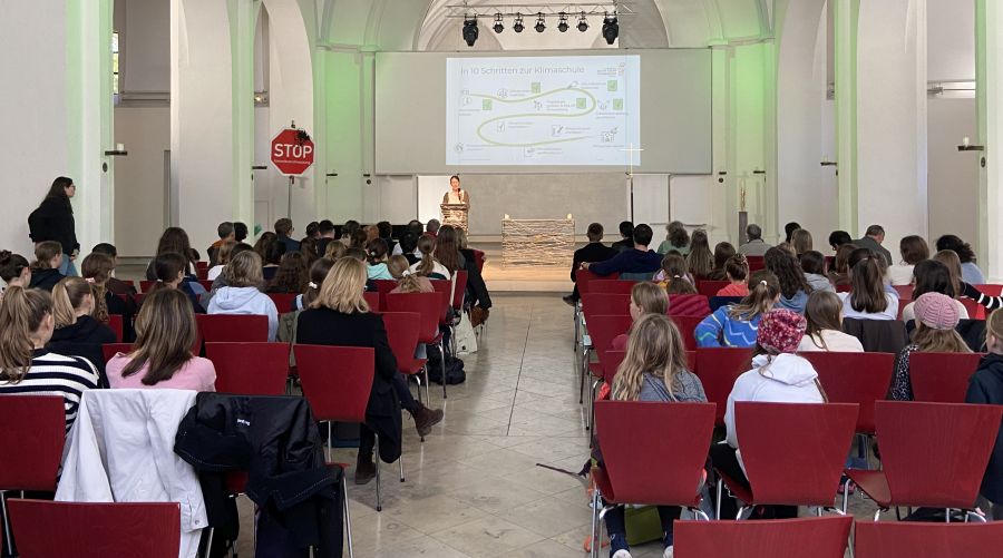 Projektkoordinatorin Ute Kistner-Grabenstein informiert in der Campuskirche über die Schritte des Edith-Stein-Gymnasiums auf dem Weg zur Klimaschule