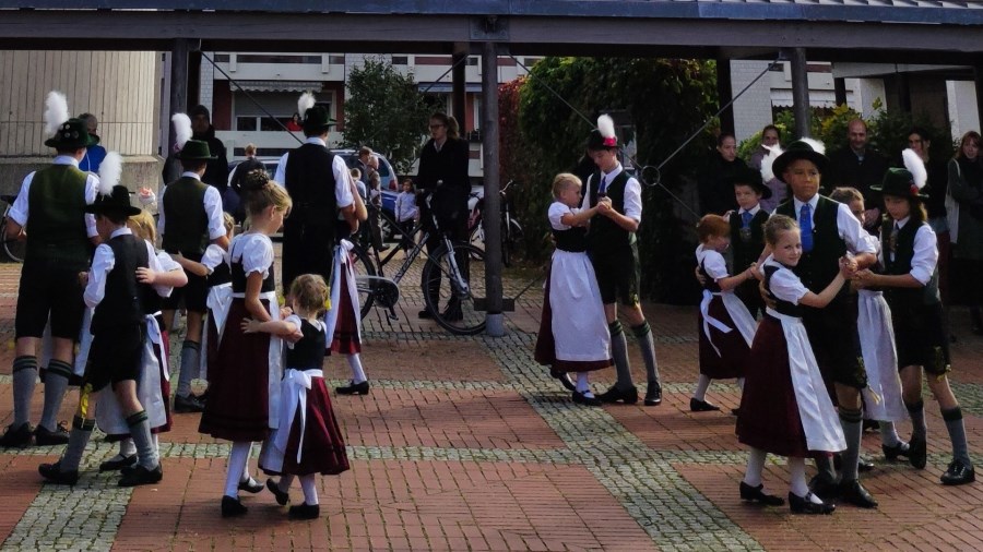 Trachtenkinder tanzen beim Kirchweihfest 2023 in Wiederkunft Christi