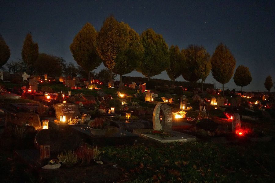 Friedhof mit Grablichtern zu Allerheiligen