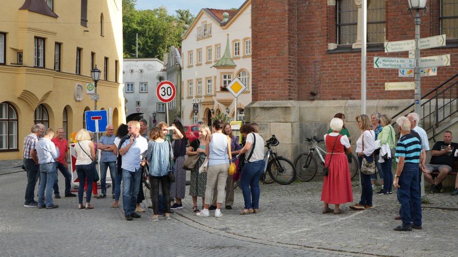 Kraiburg vor der Kirche