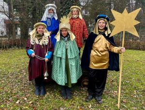 Sternsinger-Gruppe im Pfarrgarten St. Johannes