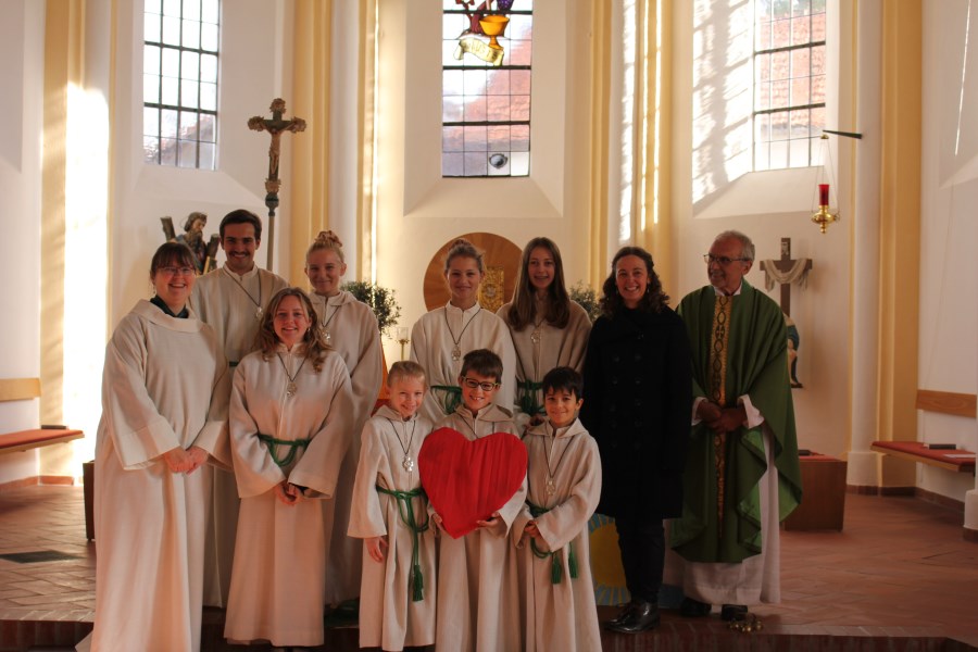 Gruppenbild der Ministrantenaufnahme in der Pfarrei St. Andreas Baierbach