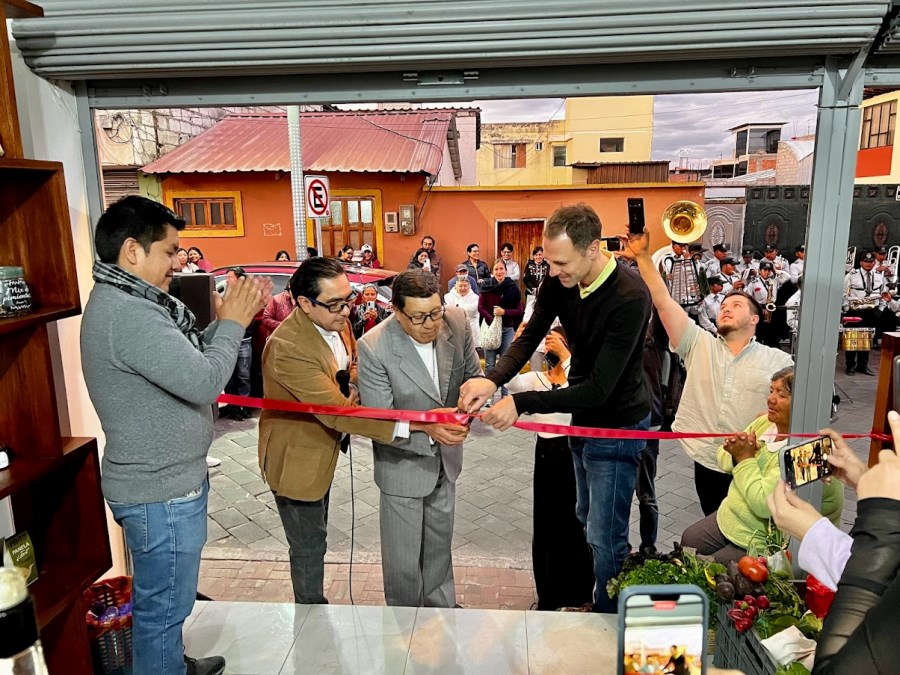 Bischof Geovanni Paz und Reiseleiter Sebastian Bugl eröffnen den Laden "Fratelli Tutti" in Pujilí