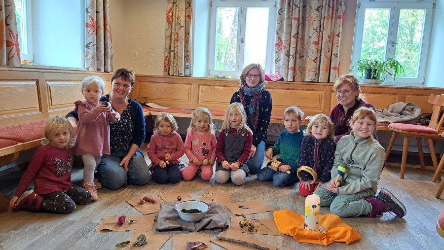 Gruppenbild beim Zwergerlgottesdienst in Vilsheim Thema Herbst, November 2023