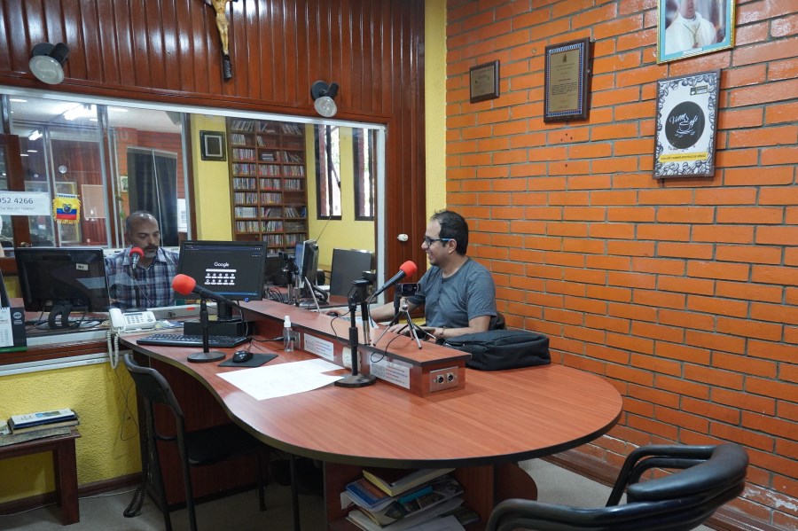 Besuch in den Räumen des Radiosenders "Voz del Upano", der vom Vikariat Méndez betrieben wird.
