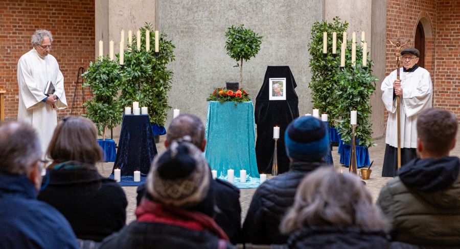 Trauerfeier bei der Obdachlosenbeerdigung von Thomas Merz in der Aussegnungshalle des Friedhofs Perlacher Forst in München