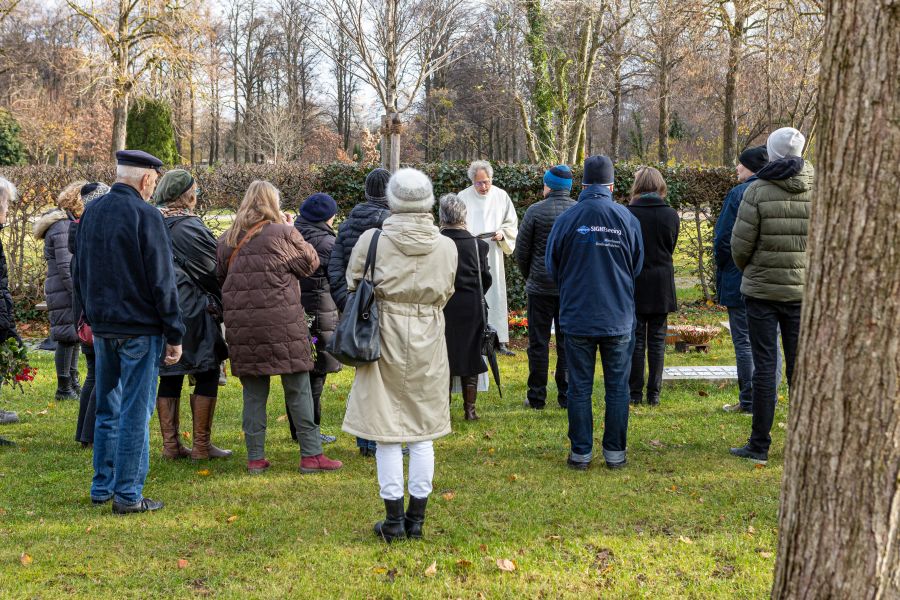 Pastoralreferent Martin Holzner spricht am Grab des Obdachlosen Thomas Merz auf dem Friedhof Perlacher Forst in München