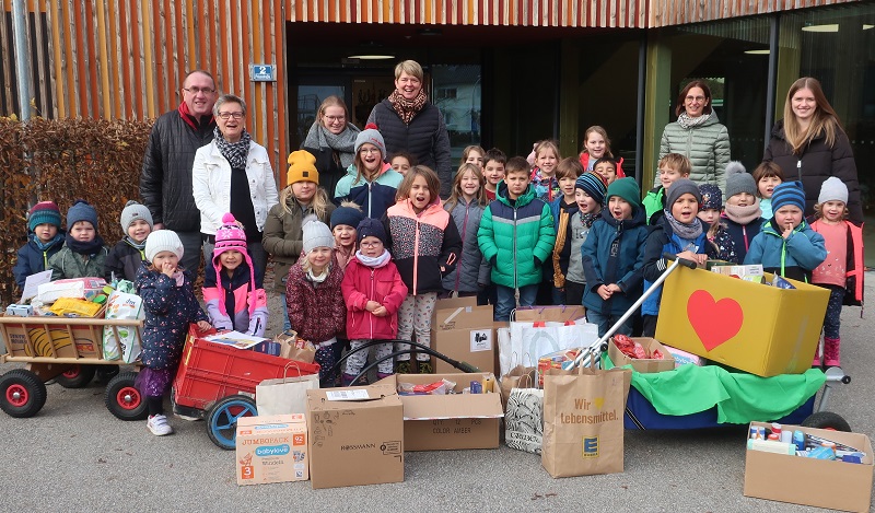 Die Kinder der Grundschule Langenpreising, der Villa Regenbogen, der Familiengruppe Heim und des Kinderhaus St. Martin übergeben die großzügigen Spenden an die Tafel Erding e.V.