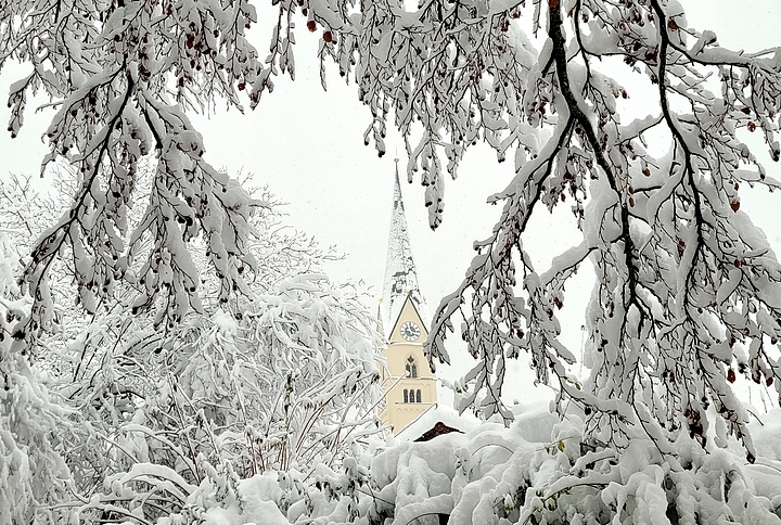 Winterlicher Kirchturm in Babensham