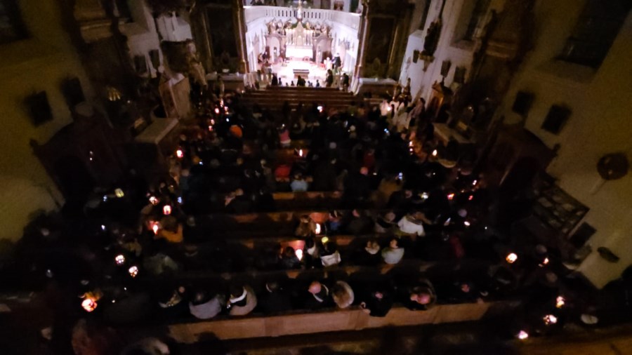 dunkle Kirche in Altfraunhofen mit Lichtpunkten, etwas hellerer Altarraum