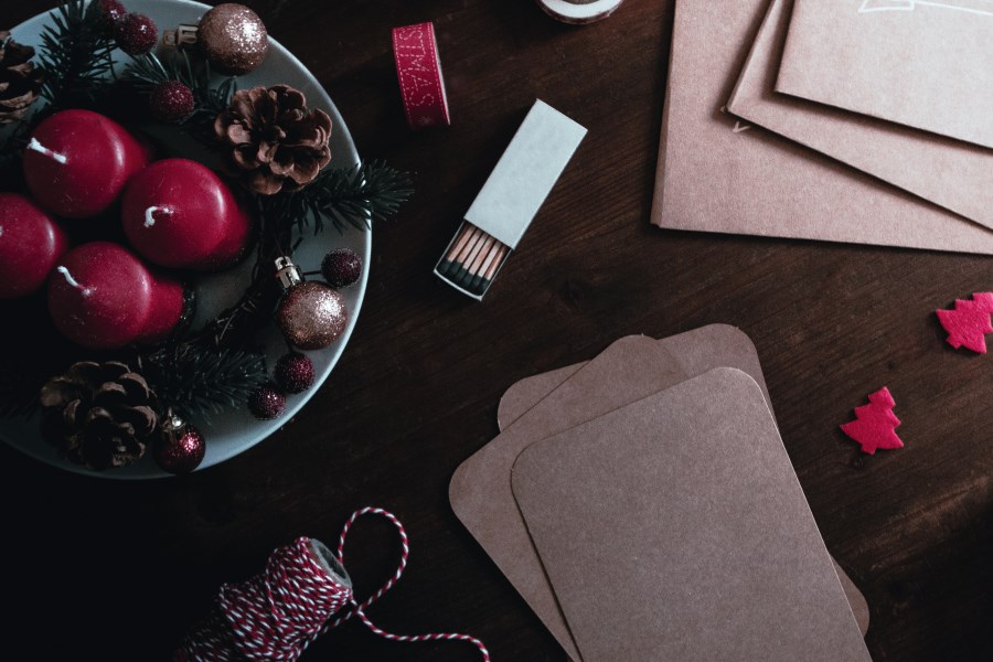 Auf dem Foto sind Karten aus Umweltpapier und Bastelmaterial zu sehen, um selbstgemachte Weihnachtskarten zu gestalten.