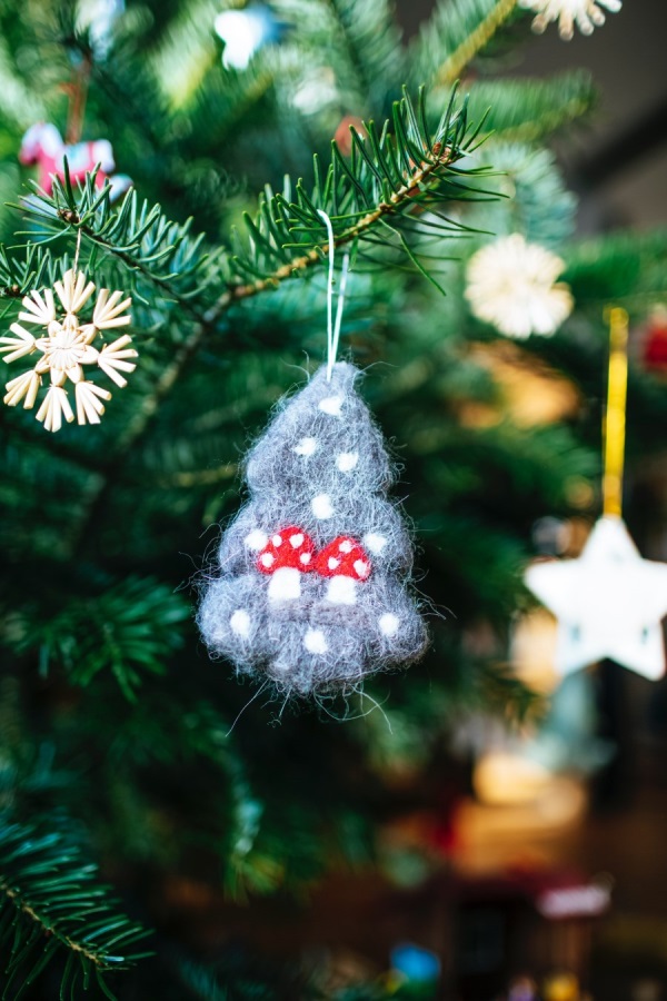 Auf dem Foto ist ein selbst gebastelter Christbaumschmuck aus Filz zu sehen.