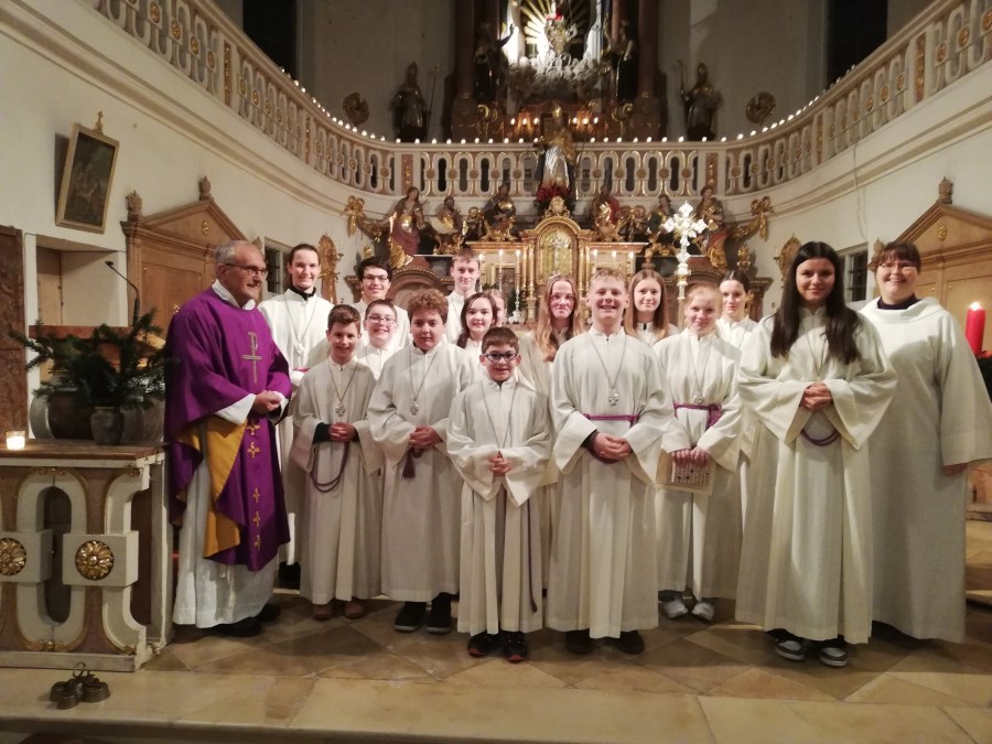 Gruppenbild mit den neu aufgenommenen und verabschiedeten Ministranten in der Pfarrei St. Nikolaus Altfraunhofen