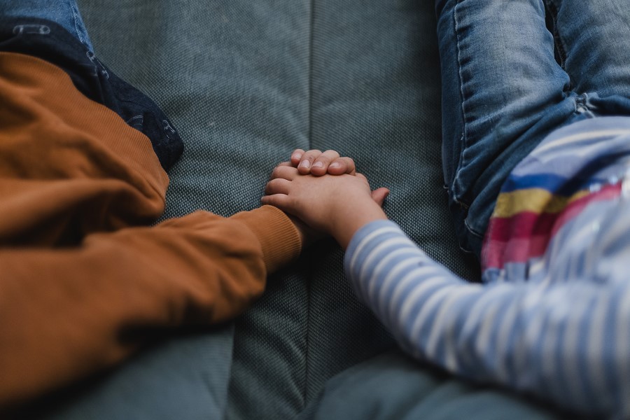 Kinder halten sich an den Händen