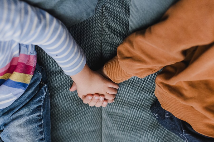 Kinder halten sich an den Händen