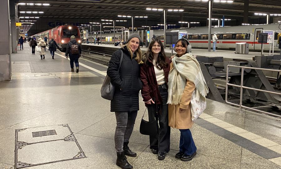 v.l.: Florence Choffat mit Carmen und Maria am Münchner Hauptbahnhof