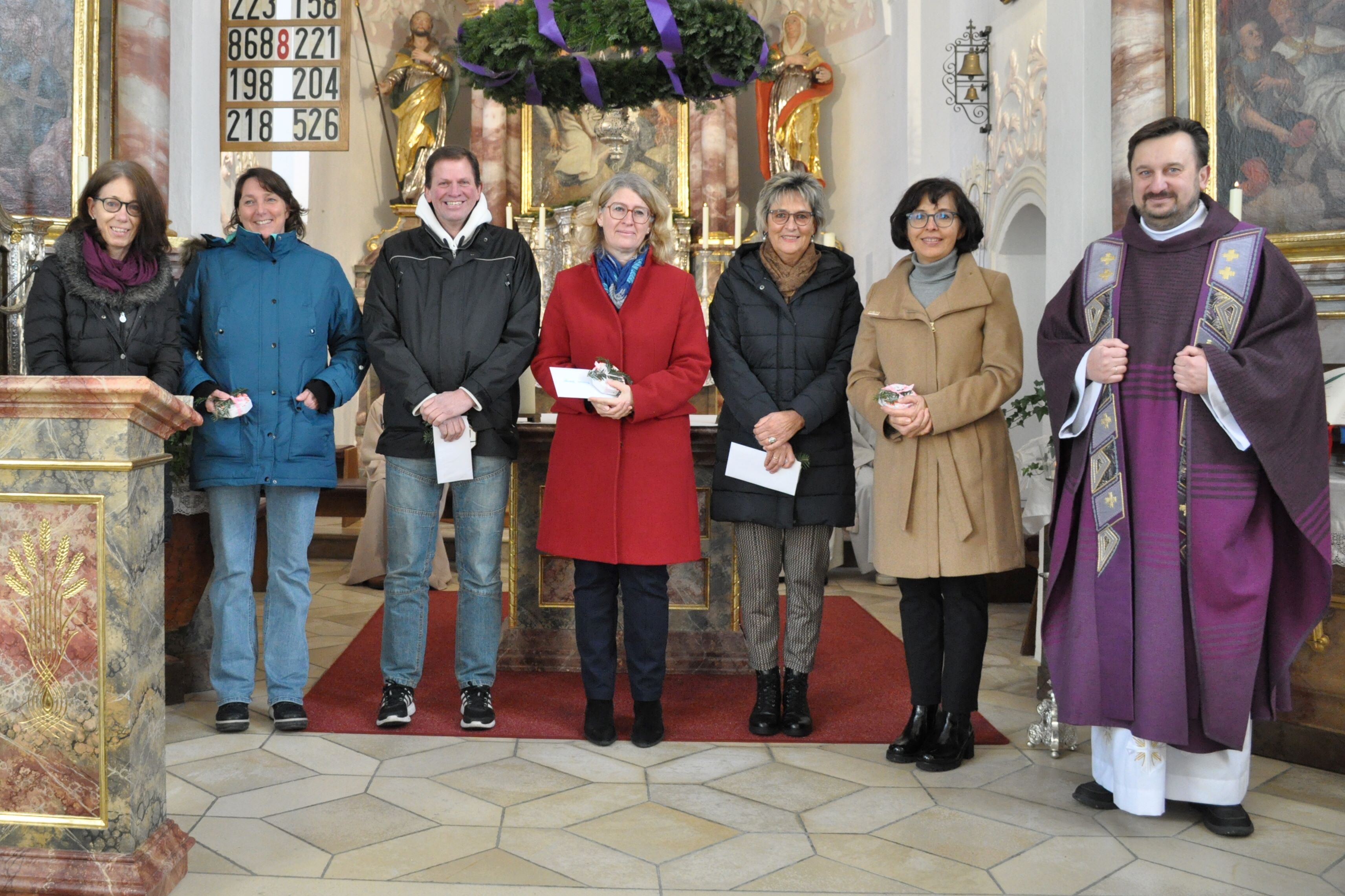 v.li: Anne-Marie Karrer (aus dem Pfarrgemeinderat), Yvonne Reichlmaier, Franz Xaver Bayer, Barbara Bibinger, Maria Wildgruber, Ingrid Göttler, Pfarrer Marek Bula. Nicht auf dem Bild: Carmen Daunderer.