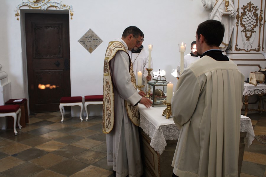 Pater Norbert Rasim mit Reliquie des heiligen Alto