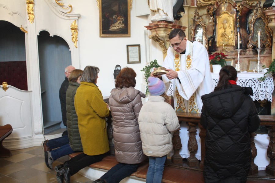Pater Norbert Rasim segnet die Gäubigen mit der Hirnschale des heiligen Alto