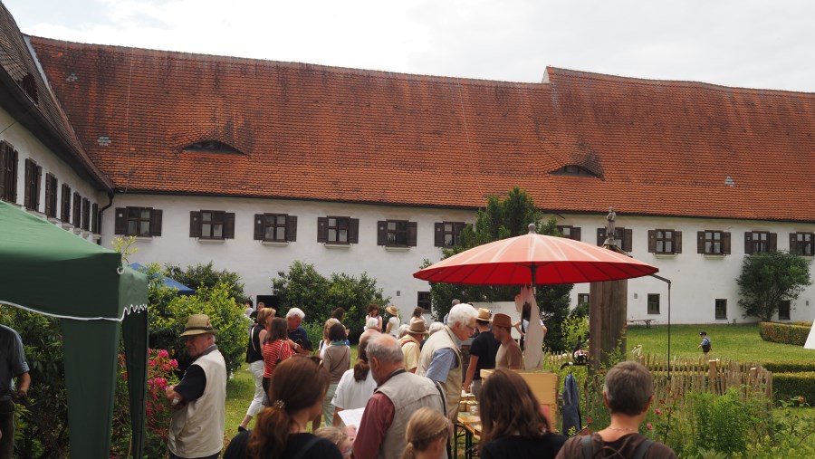 Besucher im Klostergarten