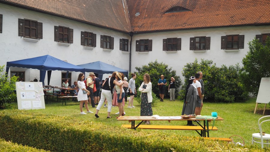 Besucher im Klostergarten