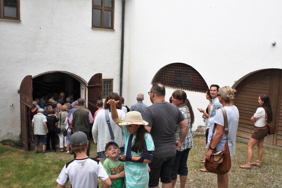 Anstehen für die Klosterführung