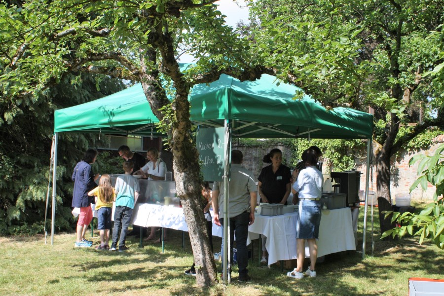 Kuchenausgabe im Obstgarten