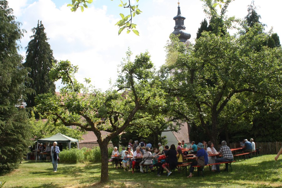 Zusammensitzen im Obstgarten