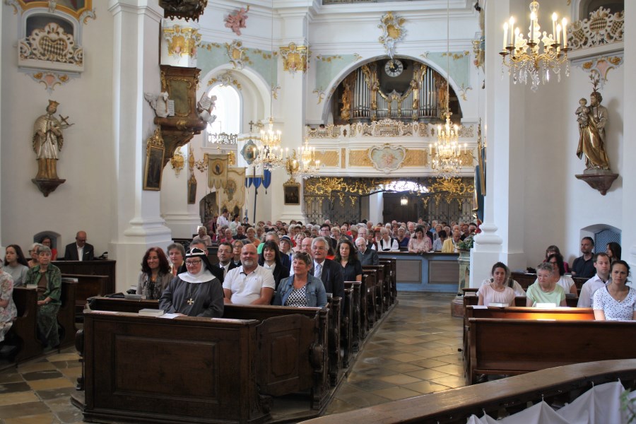 Gottesdienstbesucher und Ehrengäste