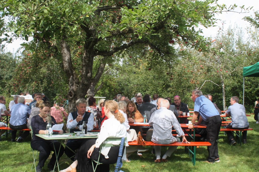 Besucher beim Pfarrfest