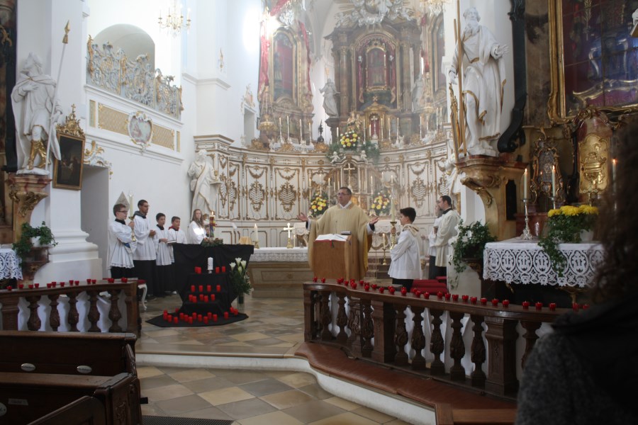 Pater Norbert Rasim bei der Feier des Gottesdienstes