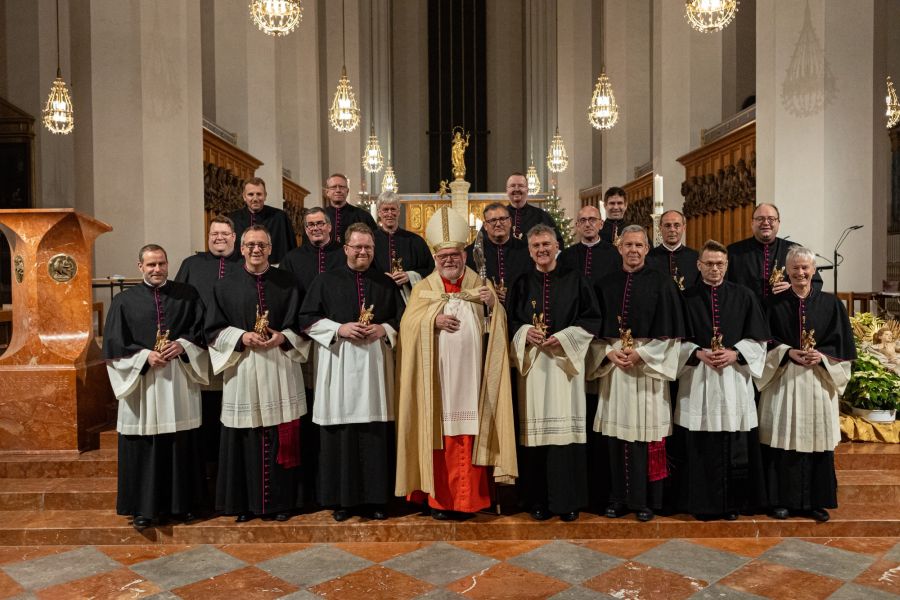 Gruppenfoto mit Kardinal Reinhard Marx und den 18 neu eingeführten Dekanen im Münchner Liebfrauendom