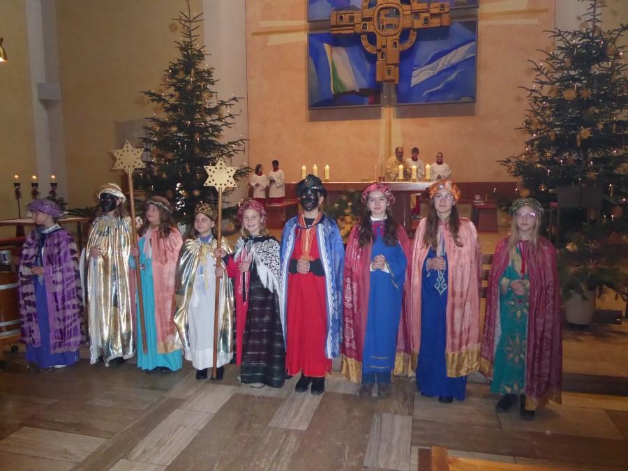 Gruppenbild der zwei Stersingergruppen in der Kirche St. Pius X.