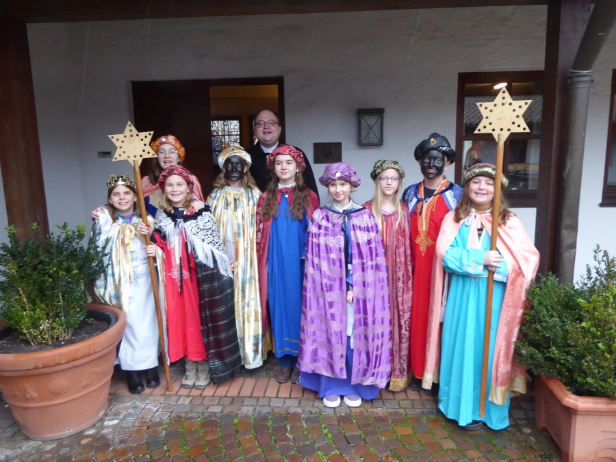 Gruppenbild der zwei Stersingergruppen im Innenhof St. Pius X. mit Pfarrer Klaus Vogl