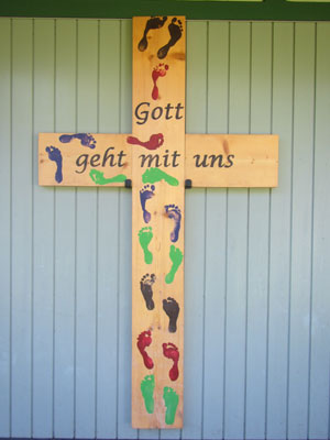 Kreuz mit Fußabdrücken