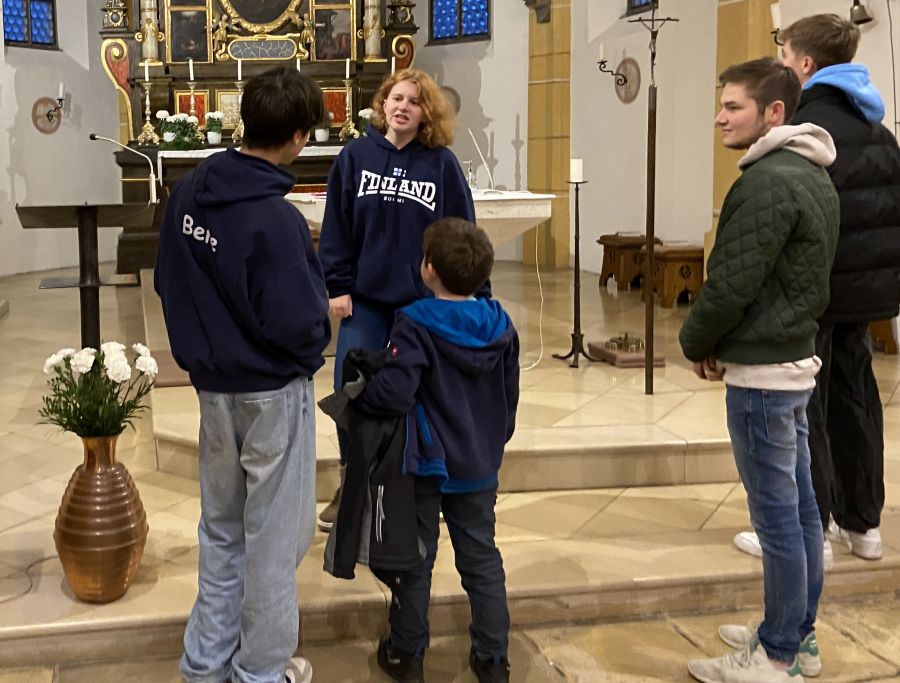 Vier Ministrant:innen der Pfarreiengemeinschaft Allach-Untermenzing zeigen dem Schnuppermini Peter die Pfarrkirche St. Martin