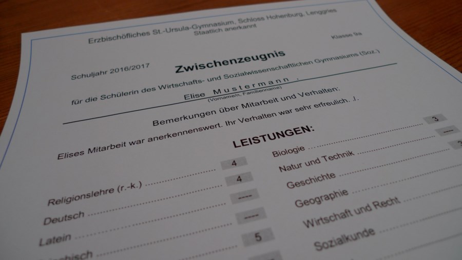Auf dem Foto ist ein Zwischenzeugnis zu sehen mit einem Musternamen