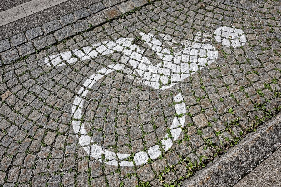 Rollstuhl-Piktogram auf Pflastersteinen