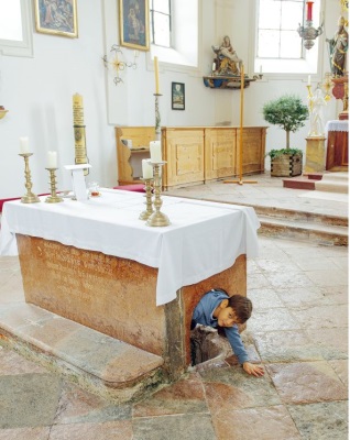 Altar mit Schlupfloch