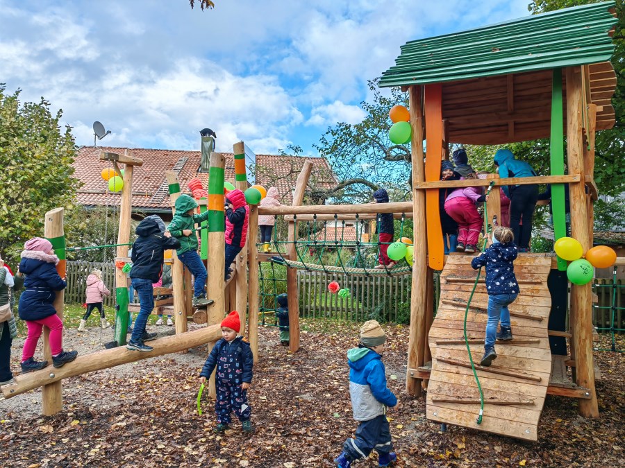 spielende Kinder auf Holzturm