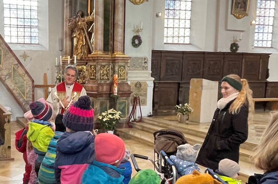 Auf dem Bild ist Pfarrer Bartkowski in der Kirche zu sehen als er den Kindern den Blasiussegen spendet.