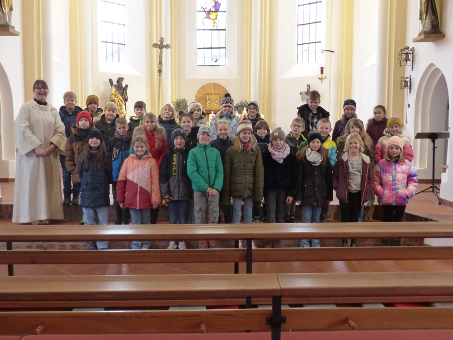 Gruppenbild nach dem Auftaktgottesdienst der Erstkommunionkinder im Pfarrverband Altfraunhofen 2024, 04.02. in Baierbach, St. Andreas